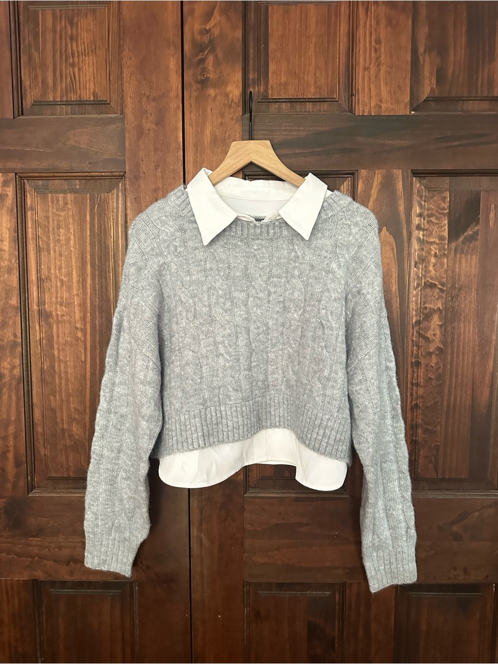 Joseph A Light Gray Cropped Cable Knit Sweater with White Collar